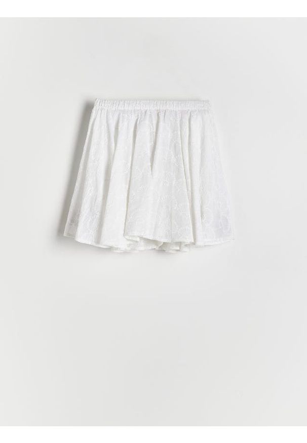 Reserved - Szorty imitujące spódnicę - biały. Kolor: biały. Materiał: bawełna