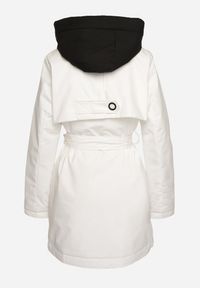 Born2be - Biała Kurtka Płaszcz z Kapturem Dwurzędowa z Paskiem w Talii Eriviana. Okazja: na co dzień. Typ kołnierza: kaptur. Kolor: biały. Materiał: jeans. Styl: klasyczny, casual, elegancki #5