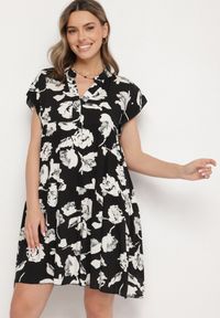 Born2be - Czarna Bawełniana Sukienka o Kroju Oversize w Kwiaty Liralea. Okazja: na co dzień, na spacer. Kolor: czarny. Materiał: bawełna. Wzór: kwiaty. Typ sukienki: oversize. Styl: klasyczny, casual #5