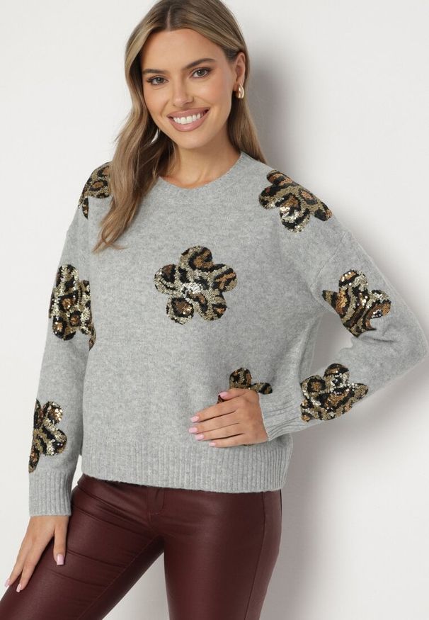 Born2be - Jasnoszary Sweter z Kwiatowymi Naszywkami i Cekinami Ciadora. Okazja: na co dzień. Kolor: szary. Materiał: jeans. Wzór: aplikacja, kwiaty. Styl: elegancki, casual