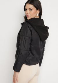 Born2be - Czarna Kurtka Pikowana z Materiałowym Kapturem Odpinanym Jasilea. Okazja: na co dzień. Kolor: czarny. Materiał: materiał. Styl: casual #4