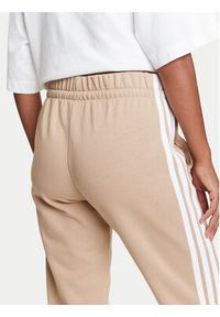 Adidas - adidas Spodnie dresowe Essentials 3-Stripes JX7661 Beżowy Regular Fit. Kolor: beżowy. Materiał: bawełna #5