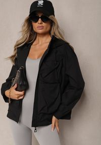 Renee - Czarna Kurtka o Fasonie Wiatrówki Ozdobiona Kieszeniami Bralisa. Okazja: na co dzień, na spacer. Kolor: czarny. Wzór: aplikacja. Styl: sportowy, casual, elegancki
