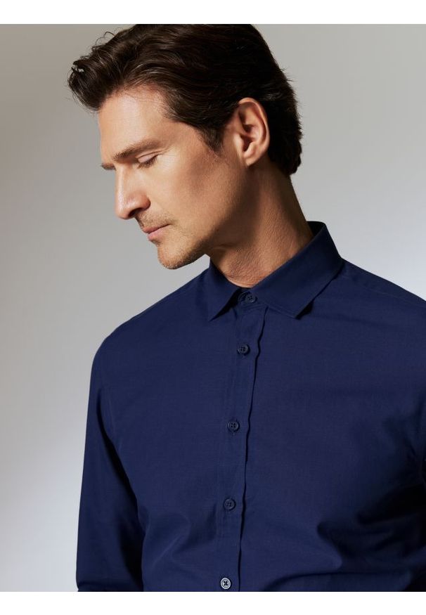 Reserved - Koszula regular fit w kratę - granatowy. Kolor: niebieski. Materiał: bawełna, tkanina