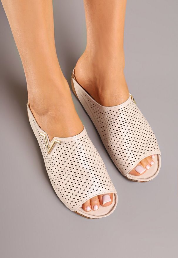 Born2be - Beżowe Klapki Vices z Perforowaną Cholewką Sarianae. Okazja: na co dzień. Kolor: beżowy. Styl: elegancki, casual