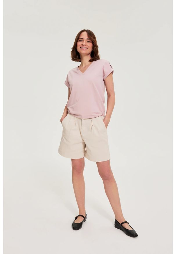 MOODO - Gładkie szorty beżowe. Kolor: beżowy. Materiał: elastan, lyocell, bawełna, wiskoza. Wzór: gładki