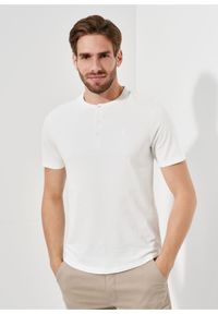 Ochnik - Kremowy T-shirt typu henley męski. Typ kołnierza: typu henley. Kolor: biały. Materiał: bawełna