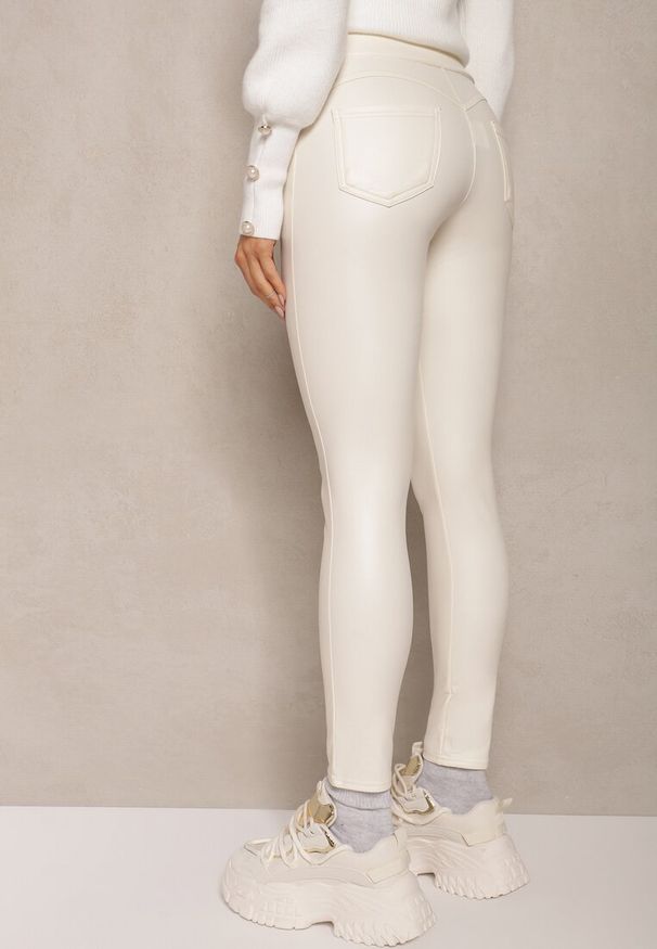Renee - Białe Legginsy z Ekoskóry High Waist z Imitacjami Kieszeni Salabria. Okazja: na co dzień. Stan: podwyższony. Kolor: biały. Materiał: skóra, materiał. Długość: długie. Styl: wizytowy, casual, elegancki