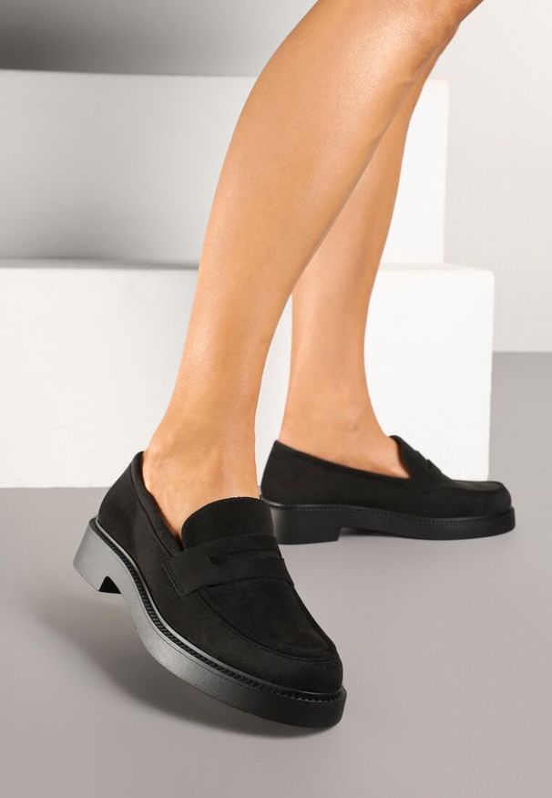 Renee - Czarne Mokasyny Ozdobione z Przodu Paskiem Jelzivis. Okazja: na co dzień. Zapięcie: pasek. Kolor: czarny. Materiał: jeans. Wzór: aplikacja. Sezon: wiosna, lato. Styl: casual, elegancki