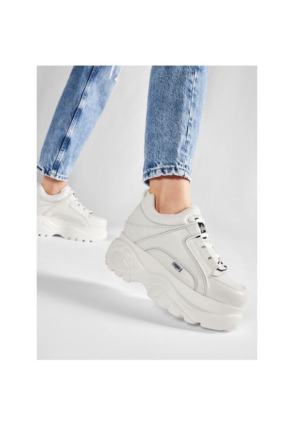 Sneakersy Buffalo. Kolor: biały