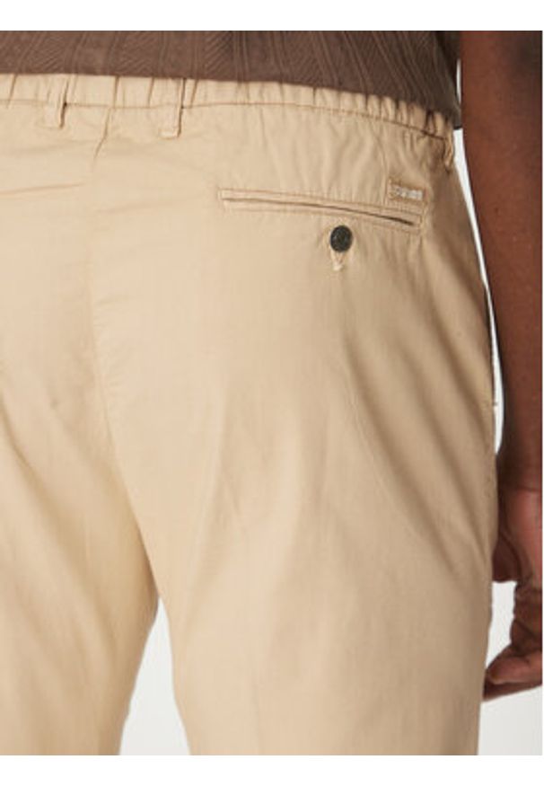 Guess Spodnie materiałowe M5RB51 WGXW1 Beżowy Regular Fit. Kolor: beżowy. Materiał: bawełna