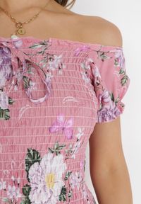 Born2be - Różowa Sukienka Maxi w Kwiaty z Ozdobnym Wiązaniem przy Dekolcie i Krótkimi Rękawami Paninthe. Kolor: różowy. Materiał: tkanina. Długość rękawa: krótki rękaw. Wzór: kwiaty. Długość: maxi
