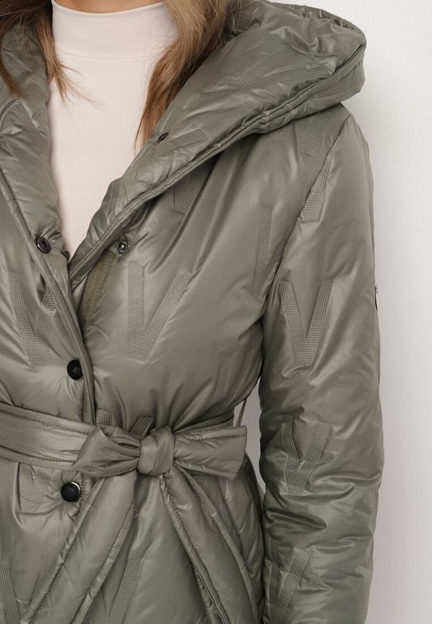 Born2be - Zielona Kurtka z Pikowanymi Przeszyciami Kapturem i Wiązanym Paskiem Erlexie. Okazja: do pracy, na spacer, na co dzień, na spotkanie biznesowe. Kolor: zielony. Materiał: dzianina, jeans. Styl: casual, klasyczny, biznesowy