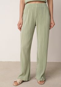 Born2be - Zielone Szerokie Spodnie z Wysokim Stanem ze Zwiewnej Tkaniny z Plisami Galiris. Okazja: do pracy, na co dzień, na spotkanie biznesowe. Stan: podwyższony. Kolor: zielony. Materiał: tkanina. Długość: długie. Styl: elegancki, biznesowy, casual #5