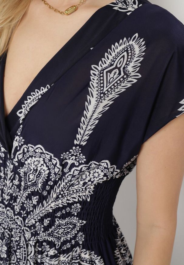 Born2be - Granatowa Sukienka w Ornamentalny Wzór z Kopertowym Dekoltem i Gumką w Talii Elasevia. Typ kołnierza: dekolt kopertowy. Kolor: niebieski. Długość rękawa: krótki rękaw. Typ sukienki: kopertowe