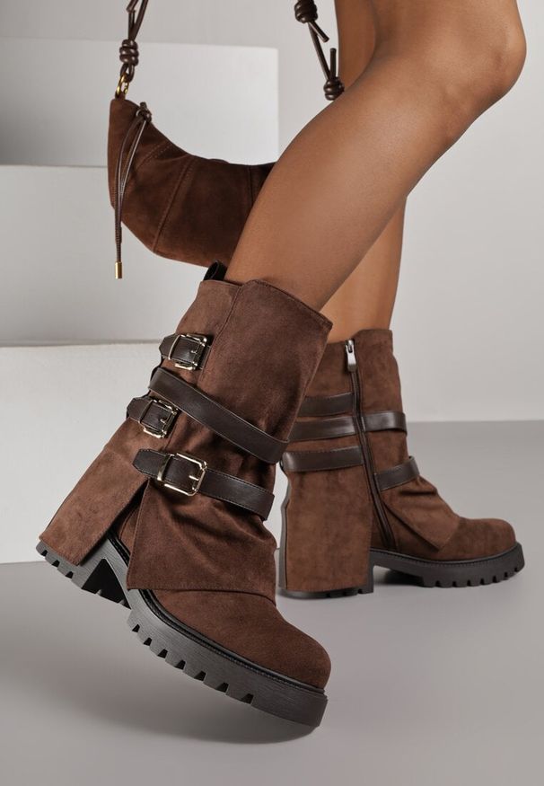 Born2be - Brązowe Botki Typu Bikery z Wywiniętą Cholewką z Klamrami Selora. Okazja: na co dzień, do pracy, na spotkanie biznesowe. Zapięcie: klamry. Kolor: brązowy. Materiał: jeans. Szerokość cholewki: normalna. Styl: biznesowy, casual, elegancki