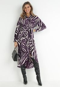 Born2be - Ciemnofioletowa Sukienka Koszulowa w Zebrę Arziki. Okazja: na co dzień. Typ kołnierza: dekolt w serek. Kolor: fioletowy. Długość rękawa: długi rękaw. Wzór: motyw zwierzęcy. Typ sukienki: koszulowe. Styl: casual, klasyczny #3