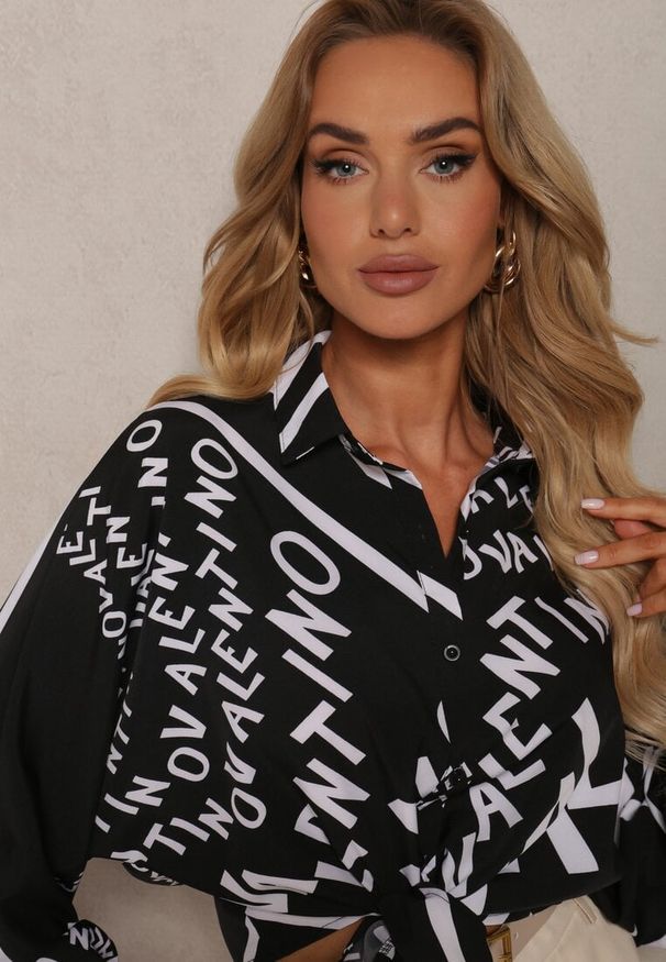 Renee - Czarno-Biała Koszula z Długim Rękawem i Ozdobnymi Napisami Wiązana na Dole Vikna. Okazja: na co dzień, na spotkanie biznesowe. Kolor: czarny. Materiał: jeans. Długość rękawa: długi rękaw. Długość: długie. Wzór: napisy. Styl: wizytowy, biznesowy, casual