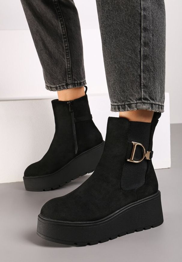 Born2be - Czarne Botki Sztyblety na Grubej Podeszwie z Metaliczną Aplikacją Vlisandra. Kolor: czarny. Materiał: jeans. Wzór: aplikacja. Obcas: na obcasie. Styl: klasyczny, elegancki. Wysokość obcasa: średni