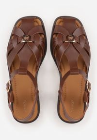Renee - Ciemnobrązowe Sandały VICES z Zakrytym Noskiem Przeplatanymi Paskami i Aplikacją Coradia. Okazja: na co dzień. Zapięcie: pasek. Kolor: brązowy. Wzór: aplikacja. Sezon: lato. Styl: wakacyjny, casual, elegancki #7