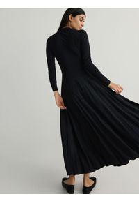 Reserved - Sukienka midi - czarny. Kolor: czarny. Materiał: włókno, dzianina. Typ sukienki: proste. Długość: midi