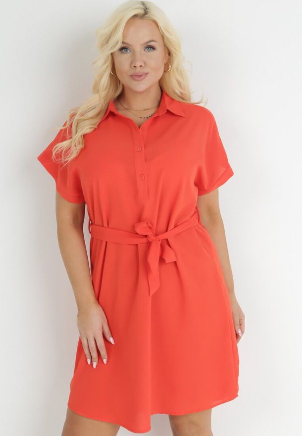 Born2be - Pomarańczowa Koszulowa Sukienka z Krótkim Rękawem i Wiązaniem w Pasie Mistie. Kolekcja: plus size. Kolor: pomarańczowy. Materiał: materiał. Długość rękawa: krótki rękaw. Wzór: gładki. Sezon: lato, wiosna. Typ sukienki: koszulowe. Długość: midi