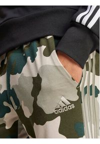 Adidas - adidas Spodnie dresowe Seasonal Essentials Camouflage IV7384 Zielony Regular Fit. Kolor: zielony. Materiał: bawełna, syntetyk #3