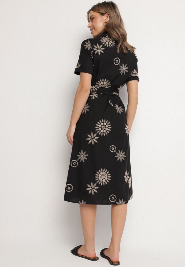 Born2be - Czarna Koszulowa Sukienka z Wiskozy z Haftowanymi Kwiatami i Paskiem Diviera. Kolor: czarny. Materiał: wiskoza. Wzór: kwiaty, haft. Typ sukienki: koszulowe. Styl: boho