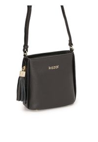 Kazar - Czarna skórzana torebka z brelokiem. Kolor: czarny. Wzór: aplikacja. Dodatki: z breloczkiem. Materiał: skórzane. Styl: elegancki, casual, klasyczny #6