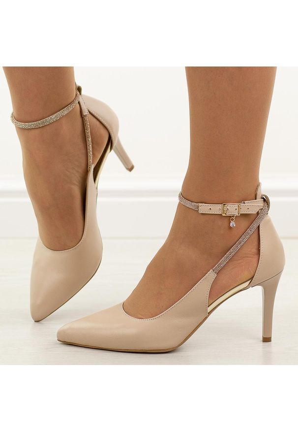 Beżowe s128 skórzane Polskie szpilki damskie Prestige 2247. Okazja: na co dzień, na spotkanie biznesowe, na ślub cywilny, na wesele, na imprezę. Nosek buta: szpiczasty. Kolor: beżowy. Materiał: skóra. Szerokość cholewki: normalna. Obcas: na szpilce. Styl: casual, biznesowy, elegancki, klasyczny. Wysokość obcasa: średni
