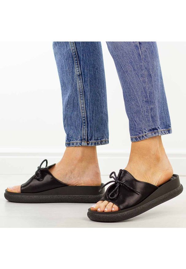 POTOCKI - Czarne klapki damskie na platformie Potocki 43366. Okazja: na spacer, na co dzień. Kolor: czarny. Materiał: skóra. Sezon: wiosna, lato. Obcas: na platformie. Styl: casual, elegancki, klasyczny, wakacyjny