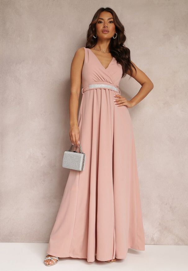 Renee - Różowa Rozkloszowana Sukienka z Wycięciem i Paskiem w Cyrkonie Elineta. Kolor: różowy. Materiał: materiał. Styl: elegancki