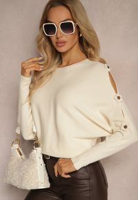 Renee - Beżowy Sweter z Wiskozą Ozdobiony Wycięciami na Rękawach Evathia. Okazja: na co dzień. Kolor: beżowy. Materiał: wiskoza. Wzór: aplikacja. Styl: wizytowy, elegancki, casual #3