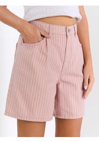 Sinsay - Szorty jeansowe high waist w paski - różowy. Stan: podwyższony. Kolor: różowy. Materiał: jeans. Wzór: paski