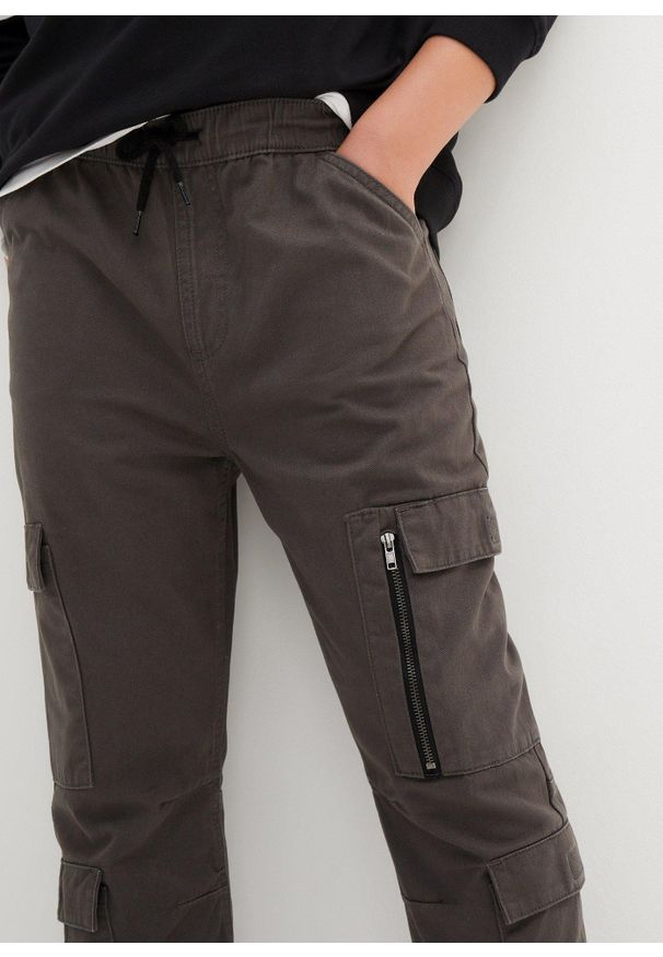 bonprix - Spodnie bojówki chłopięce, z gumką w talii, regular fit, z czystej bawełny. Kolor: szary. Materiał: bawełna