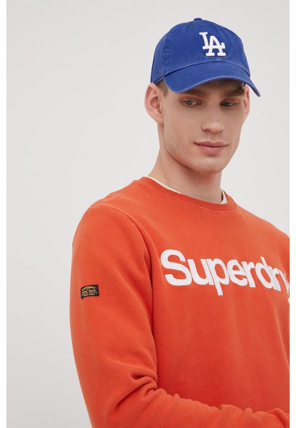Superdry bluza męska kolor pomarańczowy z aplikacją. Kolor: pomarańczowy. Wzór: aplikacja