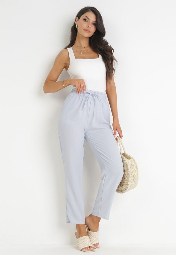 Born2be - Jasnoniebieskie Materiałowe Spodnie z Włóknem Bambusowym Kraceli. Kolor: niebieski. Materiał: włókno, materiał. Wzór: jednolity, gładki