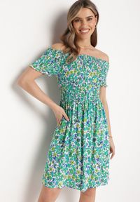 Born2be - Zielona Wiskozowa Sukienka Typu Hiszpanka z Elastyczną Gumką w Talii Anlavera. Okazja: na co dzień. Typ kołnierza: dekolt hiszpanka. Kolor: zielony. Wzór: kwiaty. Typ sukienki: proste. Materiał: wiskoza. Długość rękawa: krótki rękaw. Sezon: wiosna. Styl: casual #1
