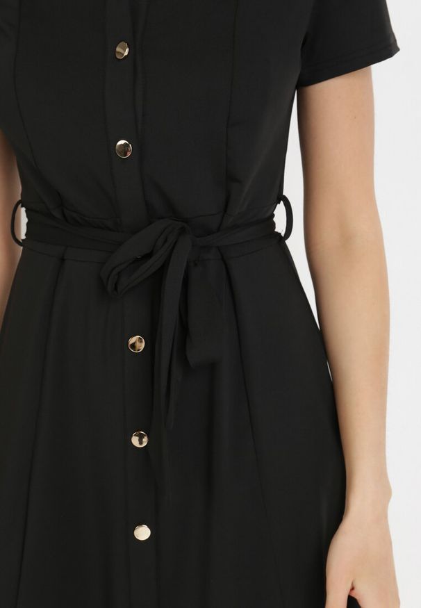 Born2be - Czarna Sukienka o Koszulowym Fasonie Wiązana w Talii Ophieithe. Okazja: na co dzień. Kolor: czarny. Materiał: dzianina, materiał. Długość rękawa: krótki rękaw. Typ sukienki: koszulowe. Styl: casual. Długość: midi