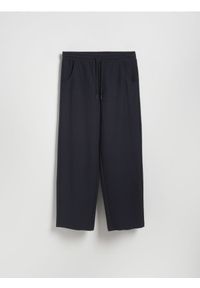 Reserved - Spodnie wide leg z wiązaniem - granatowy. Kolor: niebieski. Materiał: dzianina, bawełna #1