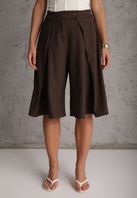 Renee - Brązowe Szerokie Szorty Eleganckie Bermudy High Waist z Zaszewkami w Talii Choniala. Okazja: na spotkanie biznesowe. Stan: podwyższony. Kolor: brązowy. Styl: elegancki #3