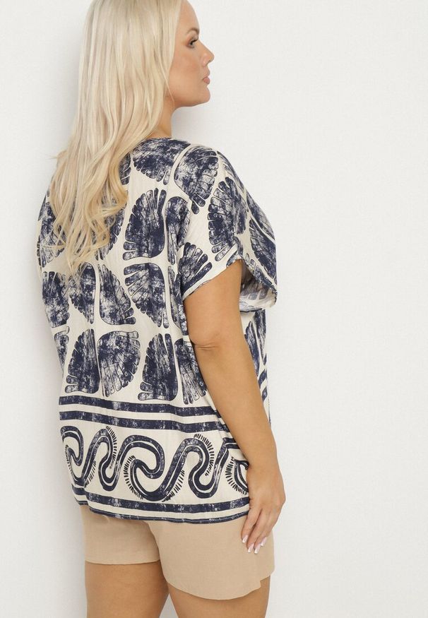 Born2be - Granatowa Bluzka Nietoperz z Wiskozy w Abstrakcyjny Print Jenoloria. Okazja: na co dzień. Kolor: niebieski. Materiał: wiskoza. Długość rękawa: krótki rękaw. Długość: krótkie. Wzór: nadruk. Styl: casual, elegancki, sportowy, klasyczny