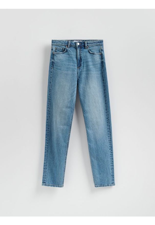 Reserved - Jeansy mom fit z dłuższą nogawką - niebieski. Kolor: niebieski. Długość: długie