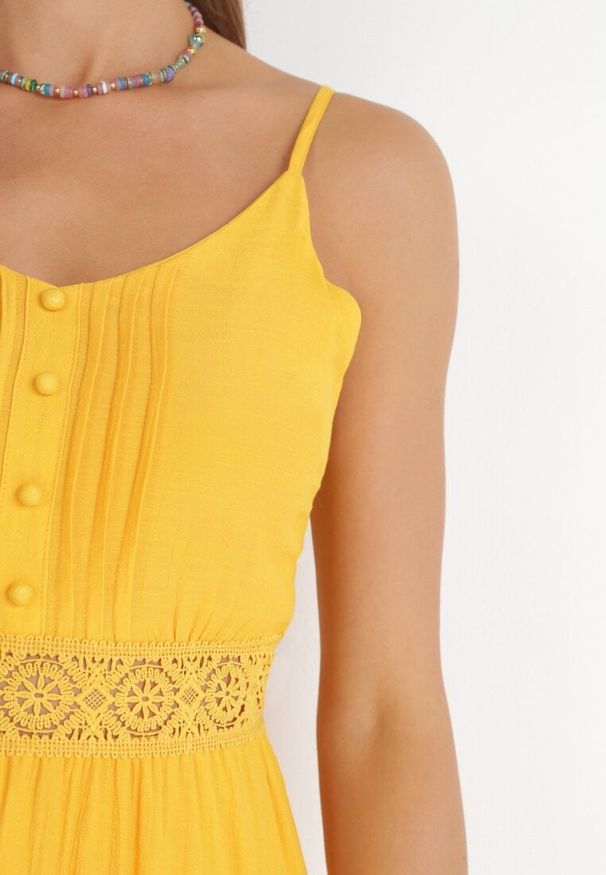 Born2be - Żółta Rozkloszowana Sukienka z Koronką na Ramiączkach Sawita. Kolor: żółty. Materiał: koronka. Długość rękawa: na ramiączkach. Wzór: koronka. Styl: wakacyjny