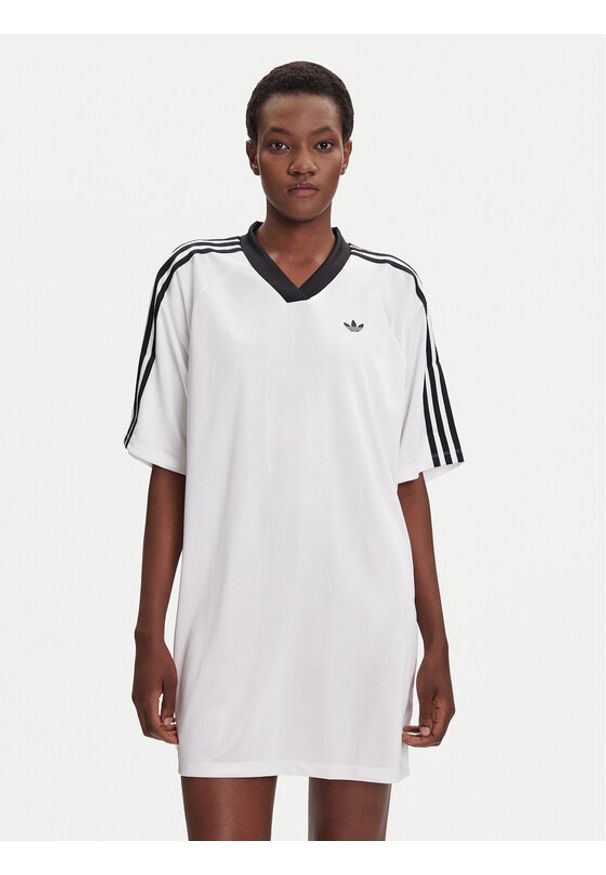 Adidas - adidas Sukienka codzienna adicolor Football Jacquard KB8153 Biały Oversize. Okazja: na co dzień. Kolor: biały. Materiał: syntetyk. Typ sukienki: oversize, proste. Styl: casual