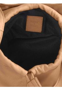 Kazar - Jasnobrązowa torebka damska kazar x kasia. Kolor: brązowy. Materiał: skórzane. Rozmiar: małe. Rodzaj torebki: do ręki #4