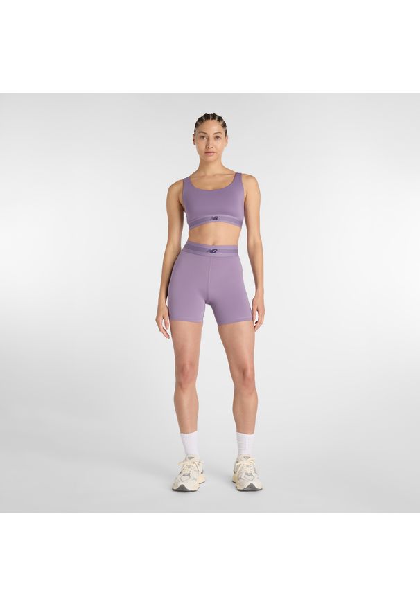 Spodenki damskie New Balance AC WB61E4GEAA5 – fioletowe. Stan: podwyższony. Kolor: fioletowy. Materiał: materiał, lycra, poliester. Wzór: gładki. Sport: fitness