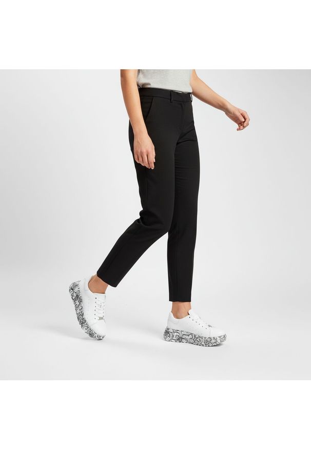 Sneakersy damskie Filippo, cholewka skóra naturalna licowa perforowana sznurowanie klasyczne niski fason gruba podeszwa z kontrastowym nadrukiem, bia. Zapięcie: sznurówki. Kolor: biały. Materiał: skóra. Szerokość cholewki: normalna. Wzór: nadruk