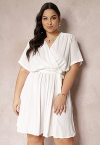 Renee - Biała Sukienka z Gumką w Pasie i Kopertowym Dekoltem Azrah. Kolor: biały. Typ sukienki: kopertowe. Długość: mini #5