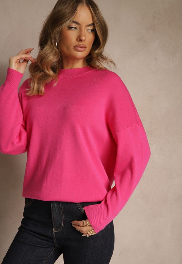 Renee - Fuksjowy Nietoperzowy Sweter w Minimalistycznym Stylu Raliava. Okazja: na co dzień. Kolor: różowy. Materiał: skóra, jeans. Styl: casual, elegancki